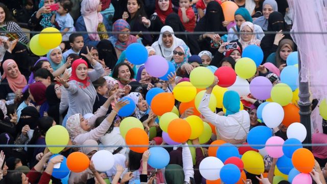 كيف تستقبلون عيد الفطر في بلدانكم؟ - BBC News عربي