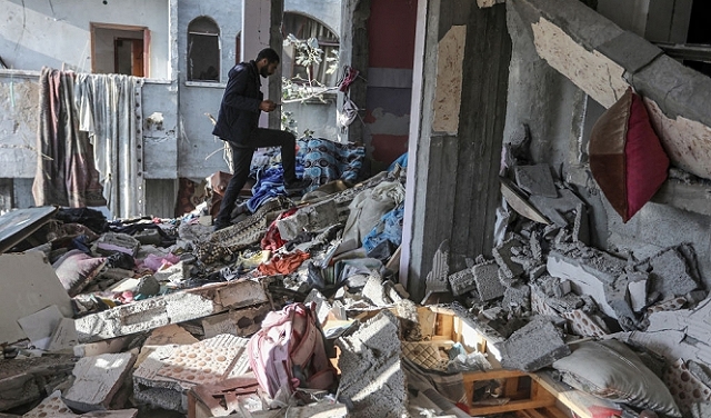 الحرب على غزة في يومها الـ92: شهداء ومصابون وغارات تستهدف وسط القطاع وجنوبه
