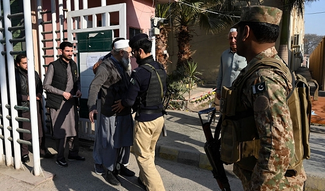 12 قتيلا في انفجار قرب مكتب مرشح للانتخابات في باكستان