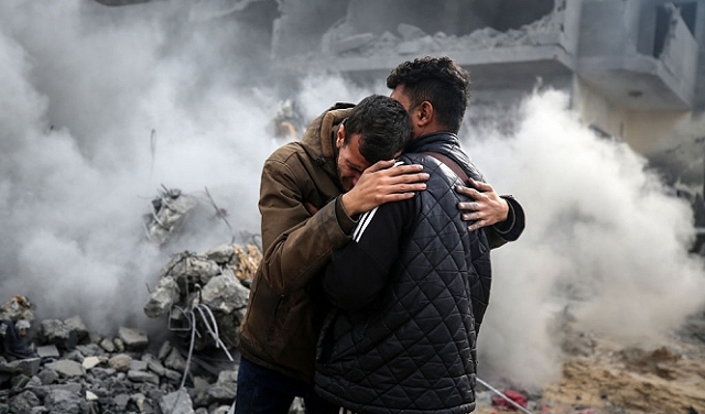 141 يوما من الحرب: الاحتلال يقصف منزلا بمخيم المغازي.. شهداء وجرحى أطفال ونساء