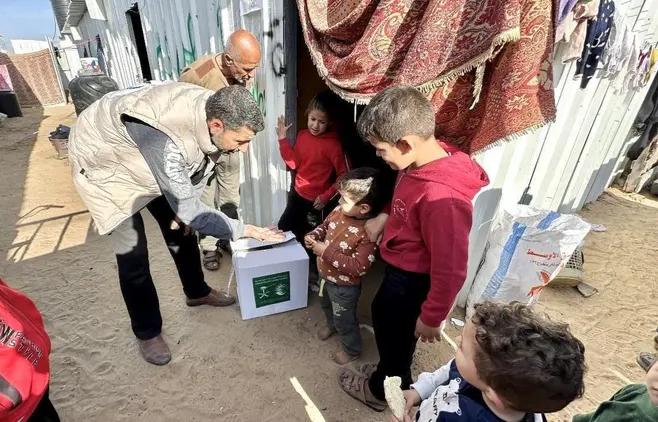 توزيع المساعدات الإنسانية للمتضررين في قطاع غزة